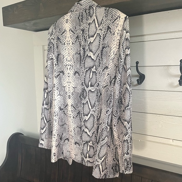 NWT CEZELE Snake Print Open Front Blazer Size: L - Picture 10 of 13
